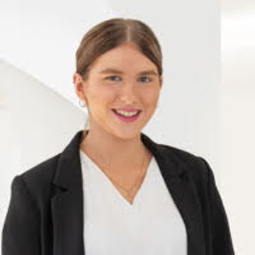Portrait photo of Charlotte Mangold