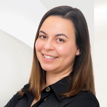 Portrait photo of Claudia Pereira